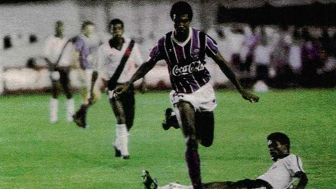 A primeira Supercopa foi disputada entre Vasco da Gama (campeão Brasileiro de 1989) e Grêmio (campeão da Copa do Brasil de 1989, na primeira edição). O confronto foi realizado no formato ida e volta, mas o jogo não ganhou uma data especial. Dessa forma, a CBF aproveitou que ambas equipes se enfrentariam na Libertadores daquele ano e escolheu as duas partidas da fase de grupos para decidir o título. No primeiro encontro, no Rio de Janeiro, as equipes ficaram no empate sem gols. Já em Porto Alegre, o Grêmio venceu por 2 a 0 e conquistou o primeiro troféu da Supercopa.