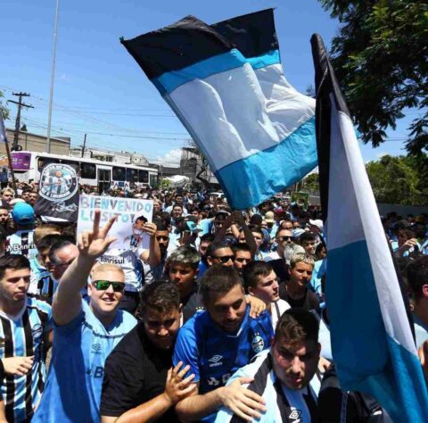 Torcedores tricolores foram em peso ao Aeroporto Salgado Filho. 