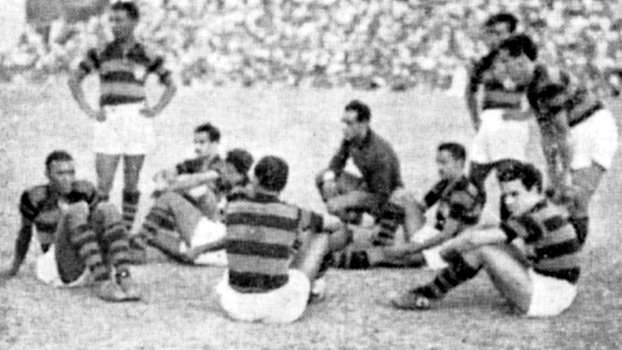 1944 - O Botafogo vencia o Flamengo por 4 a 2 quando Geninho chutou e, após a bola bater no travessão, entrou a polêmica. O árbitro apontou para o centro do campo e os botafoguenses comemoravam o gol. Os flamenguistas disseram que a bola não ultrapassou a linha. Irritados, os jogadores sentaram-se no campo e não continuaram o jogo, que ficou conhecido como "Jogo do Senta".