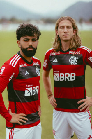 O Flamengo lançou, nesta sexta-feira, sua nova camisa 1, produzida pela Adidas. A camisa foi desenvolvida com o lema "Ser Flamengo é festa o ano inteiro". O uniforme terá sua estreia neste sábado, em jogo pela Supercopa do Brasil, contra o Palmeiras. A camisa está à venda no site da Adidas Brasil por R$ 349,99, nos modelos masculino e feminino. Para celebrar o lançamento, Flamengo e Adidas divulgaram um ensaio fotográfico com mais de 40 imagens da camisa. Veja aqui!