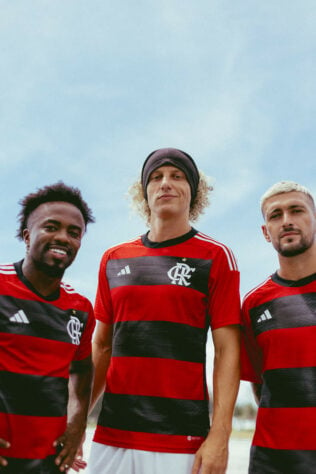 1º - Flamengo - Valor da camisa: R$ 349,99 - Fornecedor do material esportivo: Adidas
