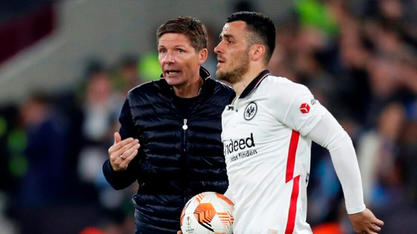 O treinador alemão levou o Eintracht Frankfurt até o título da Europa League na temporada 2021/22. Além disso, na atual edição de Champions League, Glasner conseguiu classificar sua equipe para as oitavas de final após passar por uma fase de grupos complicada.