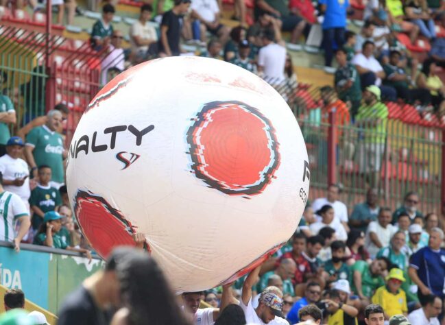 Um balão que reproduzia a bola do torneio enfeitou o gramado na grande final. 