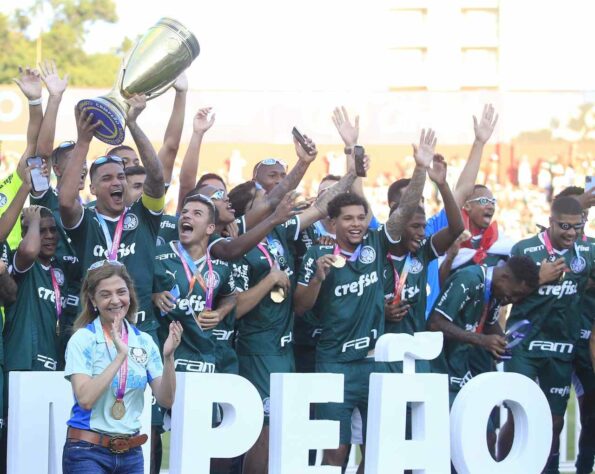 O Palmeiras conquistou seu segundo título consecutivo da Copa São Paulo de Futebol Júnior e levou ao delírio os torcedores que lotaram o Canindé para torcer pelas joias da base. Em jogo movimentado e cheio de emoção, um herói improvável saiu do banco para garantir o bi do Verdão no fim da partida. Veja nesta galeria a reação dos vencedores, dos derrotados e toda a história, em imagens, da grande final da Copinha 2023. 