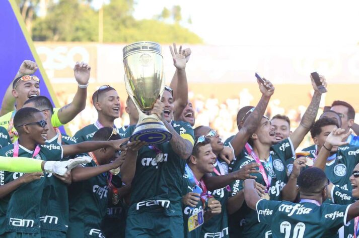 Os jogadores do Palmeiras comemoravam no título de campeão da Copinha 2023. 
