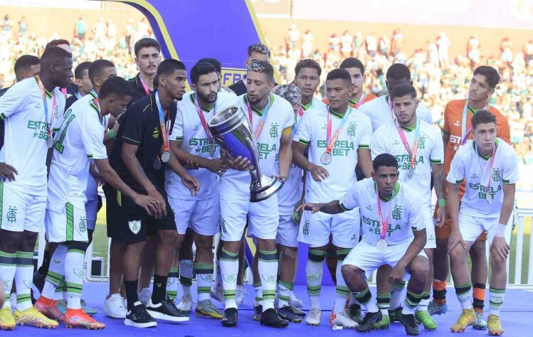 Os atletas do América-Mg receberam o troféu e as medalhas de vice-campeões. 