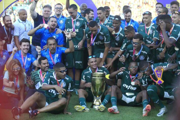 A comemoração dos palmeirenses com a torcida. 