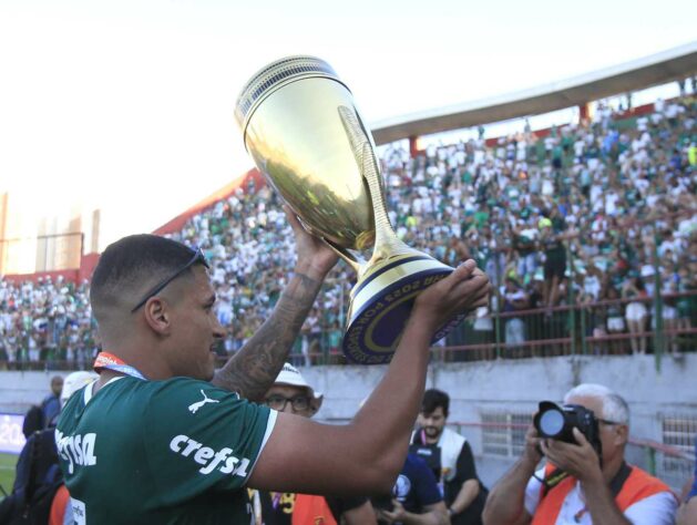 Henri, o capitão, exibe o troféu para a torcida do Palmeiras. 