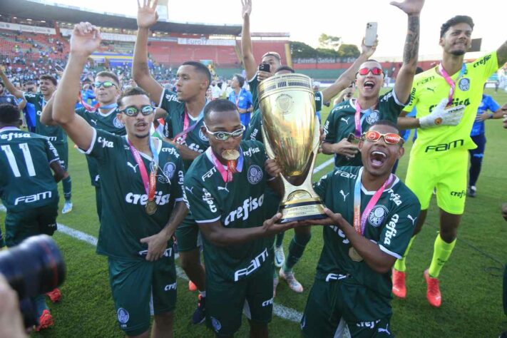 A comemoração dos palmeirenses com a torcida. 