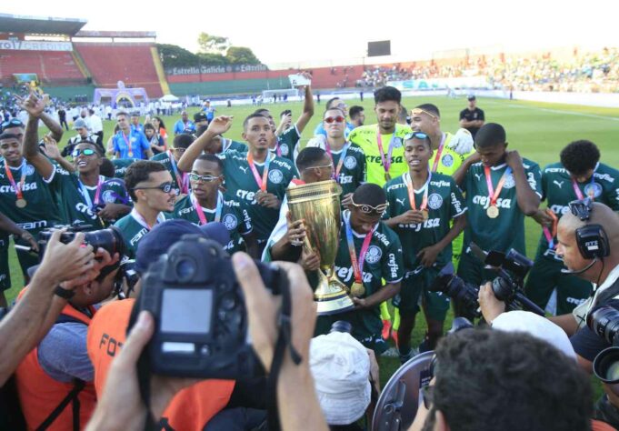 A comemoração dos palmeirenses com a torcida. 