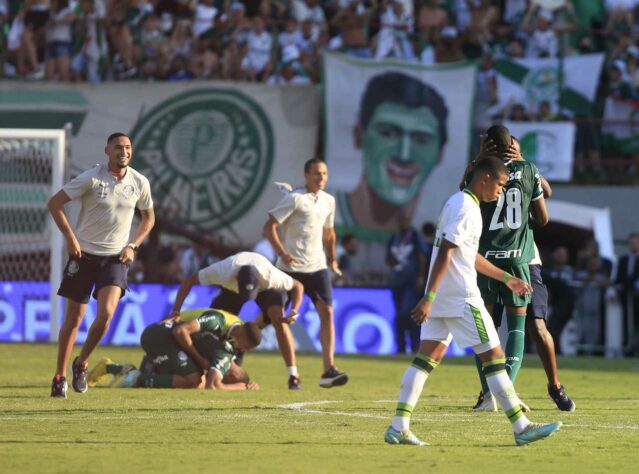 Os campeões da Copinha se abraçam e vibram juntos mais um título de base para o Verdão. 