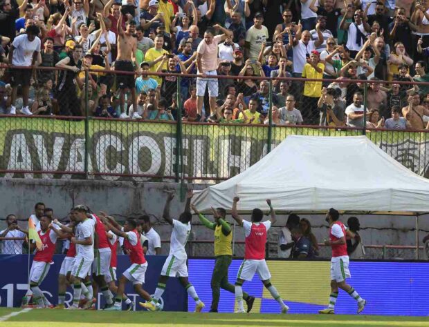 Aos 41 minutos do primeiro tempo, Renato Marques fez, de pênalti, o gol de empate do América. Os atletas do Coelho foram comemorar com a torcida, que também estava presente no estádio. 