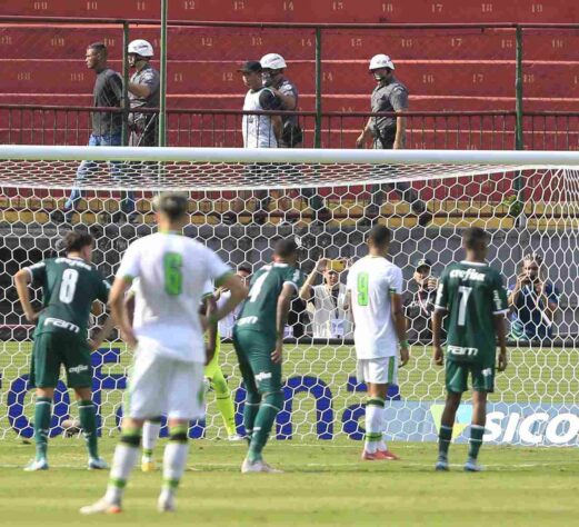 No fim do primeiro tempo, o árbitro marcou um pênalti para o América. Renato Marques foi para a cobrança e os demais atletas observavam.