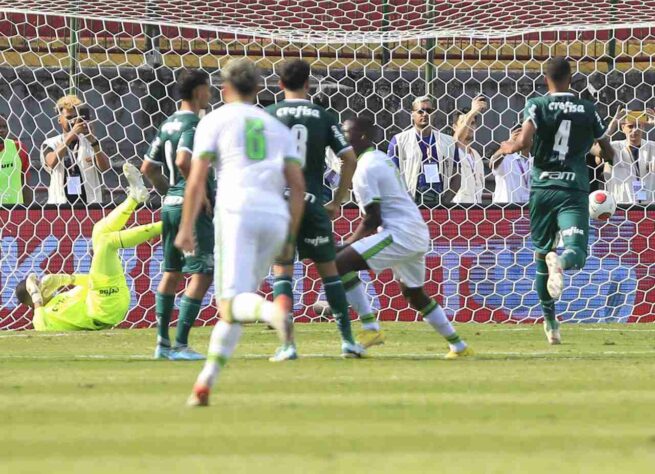 Goleiro de um lado, bola do outro, e as reações que indicavam mais um gol no placar. 