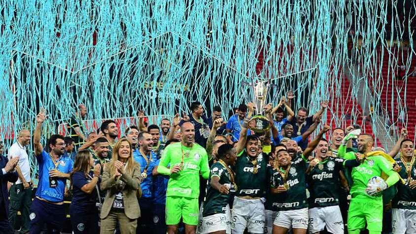 Em um jogaço para ninguém botar defeito, o Palmeiras foi campeão da Supercopa do Brasil pela primeira vez em sua história, ao vencer o Flamengo pelo placar de 4 a 3. Milhares de torcedores lotaram o Mané Garrincha e fizeram uma bela festa para a decisão. Nesta galeria, veja imagens do espetáculo protagonizado pelas duas principais equipes do brasil na atualidade. 