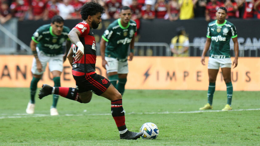 O Flamengo perdeu para o Palmeiras por 4 a 3, em jogo eletrizante no Mané Garrincha. O Rubro-Negro teve Gabigol e Pedro como grandes destaques, mas a defesa naufragou em Brasília e foi totalmente dominada. Veja as notas! (Por: Guilherme Xavier)