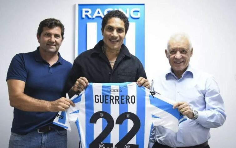 FECHADO - O centroavante Paolo Guerrero foi oficializado como novo reforço do Racing (ARG). Aos 39 anos, o ídolo peruano assinou por uma temporada com o time de Avellaneda, tendo a possibilidade de prorrogar por mais um ano.