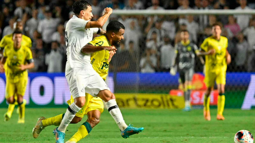 Mirassol: SOBE - Danielzinho: Meia foi o motor do meio-campo do Mirassol, fez o gol e foi o nome do time do interior.  / DESCE - Negueba: Fez um pênalti infantil e foi o destaque negativo do time.