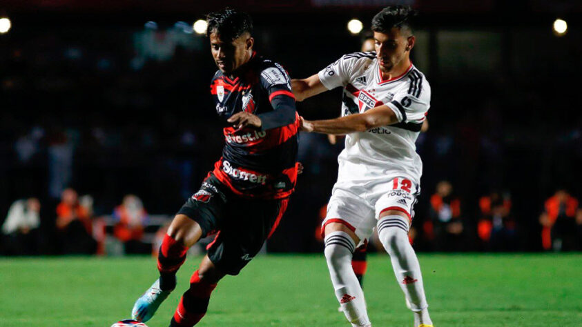 Apesar das tentativas, o São Paulo empatou em 0 a 0 com o Ituano, no Morumbi, pela partida de estreia do Campeonato Paulista. A baixa eficácia do ataque marcou a atuação Tricolor, que finalizou mais de 20 vezes a gol, mas acertou apenas 3 no alvo. Confira as notas dos jogadores! 