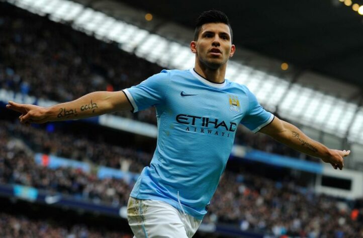 Sergio Agüero - Manchester City - Ídolo do clube, o atacante anotou 260 gols em 390 jogos com a camisa do City. As grandes atuações fizeram o clube a dedicar uma homenagem ao argentino com a construção de uma estátua nos arredores do Emirates Stadium.