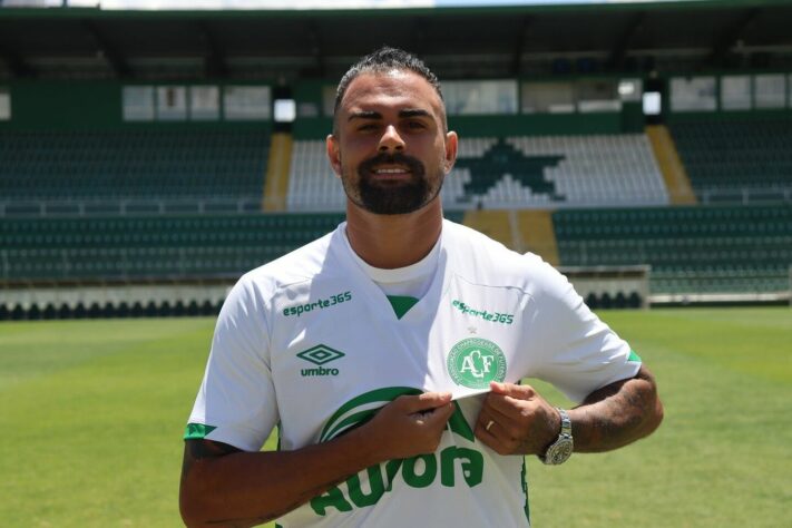 MAURÍCIO NASCIMENTO - Zagueiro - 34 anos - Chapecoense-SC (Campeonato Catarinense) - Maurício ficou conhecido por brigar com Obina, seu companheiro de time, quando ambos jogavam pelo Palmeiras. Depois do episódio, o zagueiro fez carreira internacional em clubes como Lazio-ITA e Sporting-POR. Em 2023, disputará o Campeonato Catarinense pela Chapecoense. 