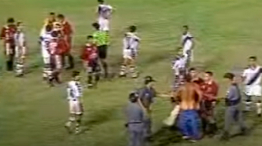 1997 - Um episódio insólito aconteceu no Estádio Jair Bittencourt. O Vasco empatava em 2 a 2 com o Itaperuna quando Edmundo aproveitou oportunidade e balançou a rede. Técnico do Itaperuna, Paulo Matta expôs (literalmente) sua indignação: tirou a roupa. O curioso protesto aconteceu porque o árbitro José Carlos Santiago expulsou três jogadores do seu time e, segundo ele, Edmundo estava impedido.