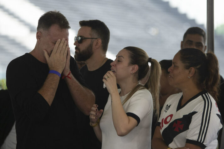 O ex-goleiro esteve muito emocionado durante o velório do ídolo vascaíno.