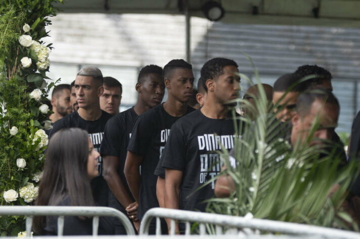 Jogadores do Vasco marcaram presença no velório de Dinamite. Os representantes do atual elenco foram ao gramado com a camisa "Dinamite: o maior de todos".