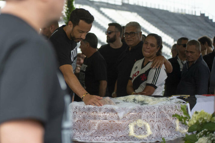 O atual camisa 10 foi protagonista de um momento emblemático no velório. O jogador colocou a camisa 10 em cima do caixão de Roberto Dinamite e todos presentes aplaudiram.