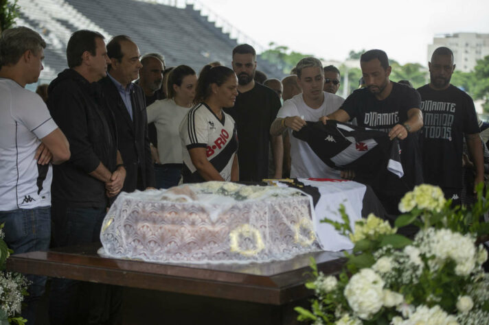 Momento em que Nenê homenageou Roberto Dinamite e colocou uma camisa 10 do Vasco em cima do caixão.