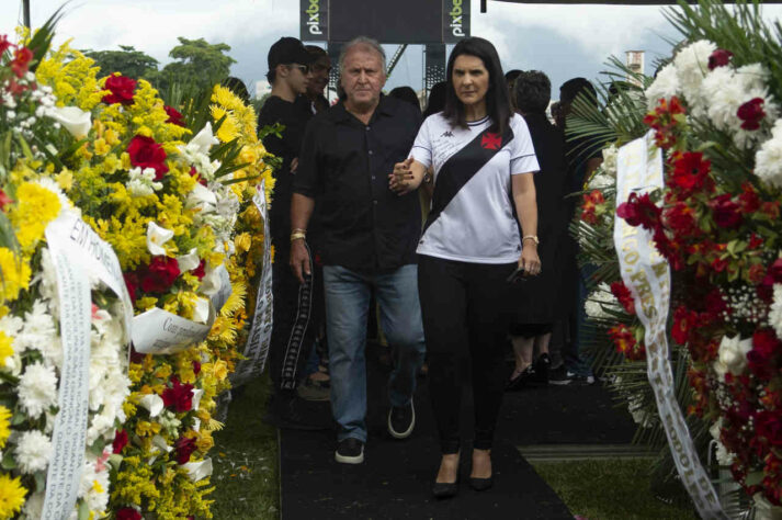 Zico chegou a São Januário e foi recebido com uma salva de palmas dos vascaínos.