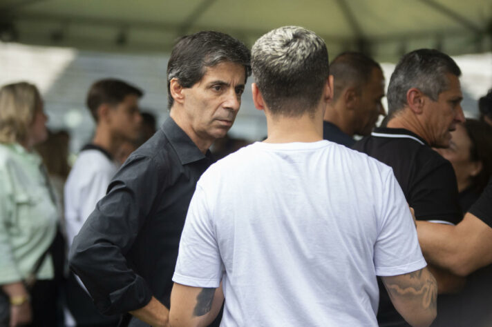 Outro ídolo do Vasco, o zagueiro Mauro Galvão foi mais um ex-jogador do clube que tirou o dia para se despedir de Roberto Dinamite.