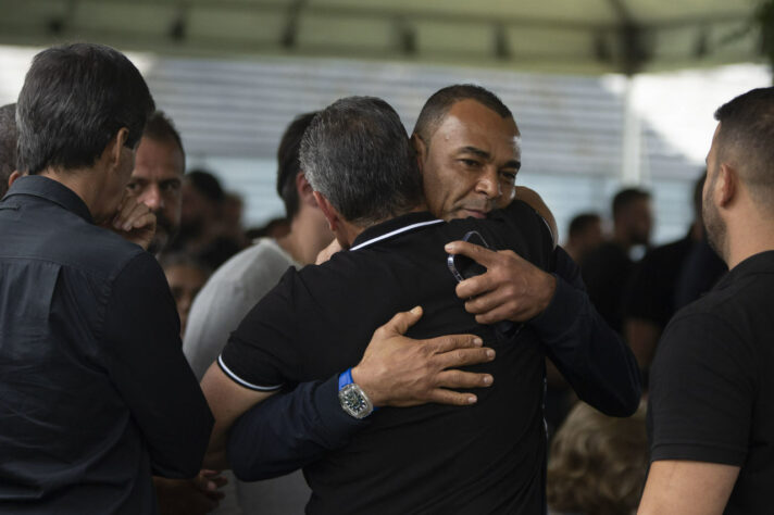 Capitão do penta, Cafu também esteve no velório de Dinamite e recebeu um abraço de Jorginho.