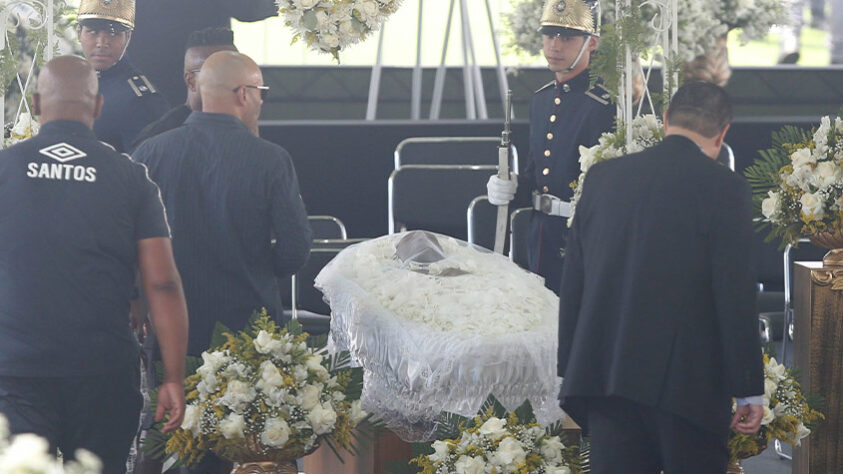 O velório do Rei Pelé teve início nesta segunda-feira, 02, às 10 horas (de Brasília), na Vila Belmiro, casa do Santos. Personalidades de todas as áreas e torcedores marcaram presença para prestar sua última homenagem ao maior jogador da história, no evento que deve ocorrer até às 10h de terça-feira (03). Veja imagens do velório do eterno camisa 10. 