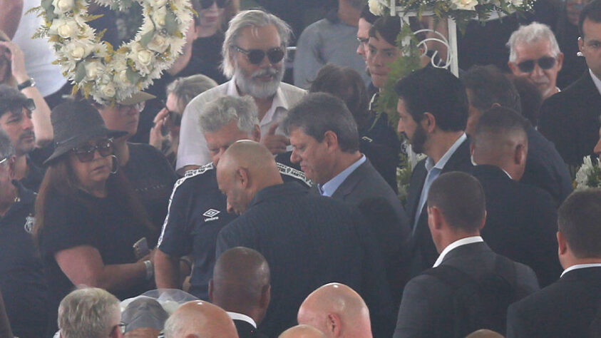 Da esquerda para a direita, Clodoaldo, Edinho, Tarcísio de Freitas e Ricardo Nunes - prefeito da cidade de São Paulo - se reúnem para a última despedida a Pelé.