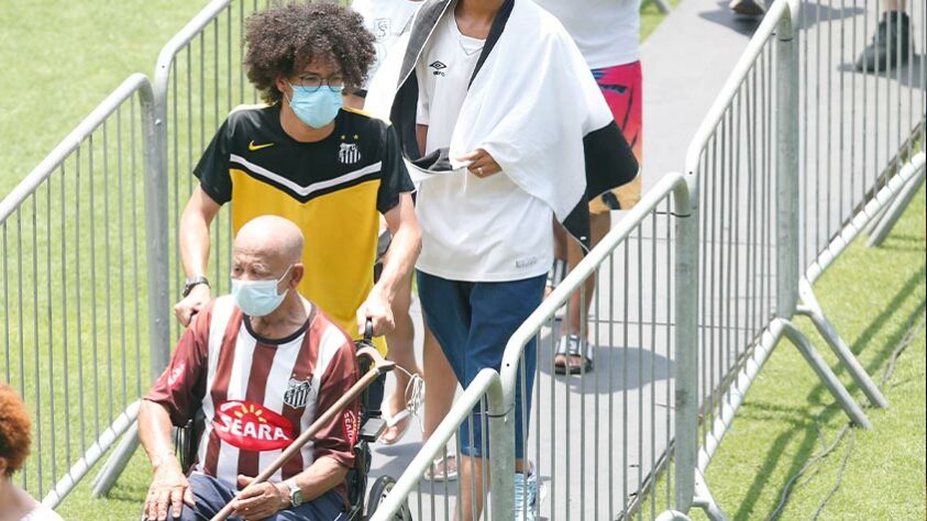 Os torcedores que se dirigiram ao velório se despedem do Rei rapidamente, em uma fila que entra pela lateral do gramado e passa a cerca de 4 metros do caixão. 