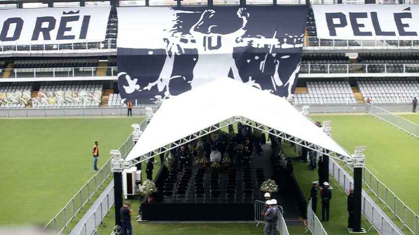 Foram montadas duas tendas no gramado do estádio santista: uma principal, onde está o caixão com o corpo do Rei, e uma segunda tenda com pessoas próximas ao craque, que são chamadas aos poucos para a despedida. 