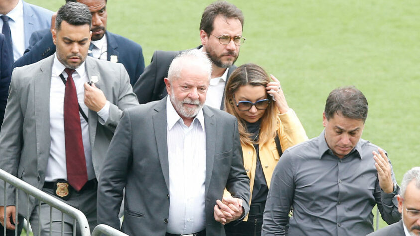Nesta terça-feira (3), o Presidente Lula compareceu ao velório de Lula acompanhando da primeira dama Janja. 