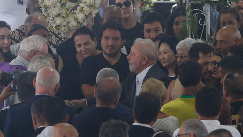 Lula passou pelo velório e deixou o local sem falar com a imprensa.