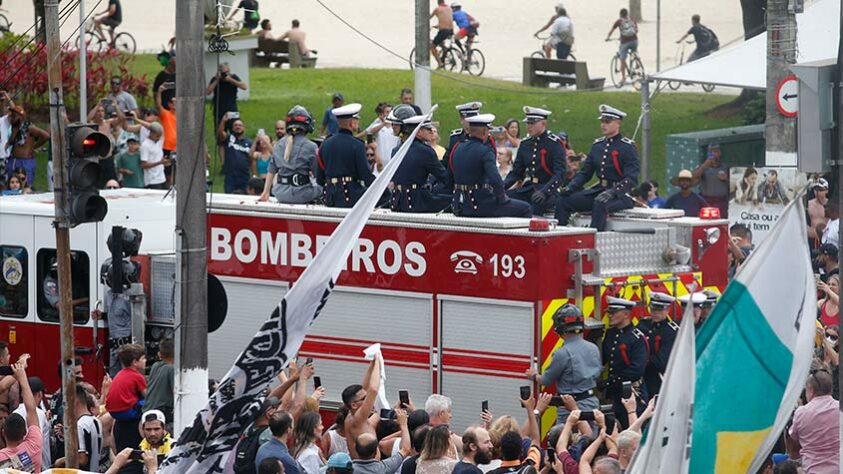 Muitos torcedores acompanharam o cortejo do corpo de Pelé pelas ruas de Santos.