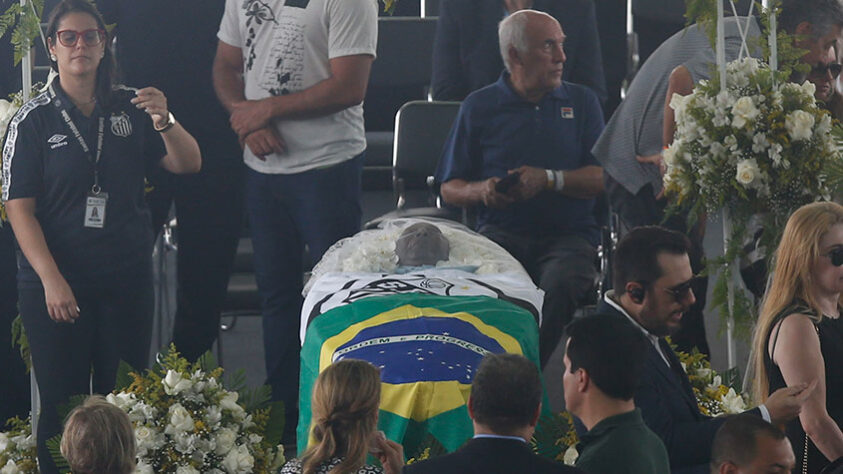 Bandeiras do Santos e do Brasil cobrem o caixão do Rei. 