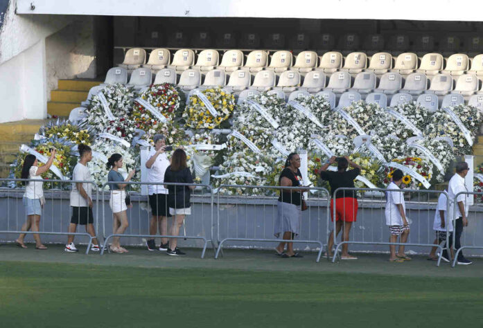 As coroas de flores enviadas em homenagem a Pelé ficaram nas arquibancadas da Vila Belmiro.