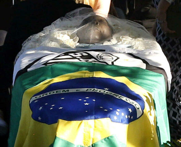 O caixão com Pelé encoberto com as bandeiras do Santos e do Brasil. 