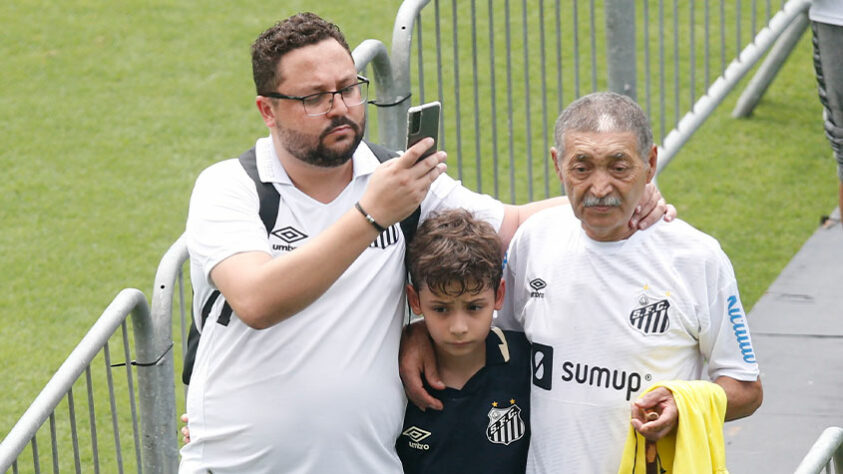 Três gerações de torcedores santistas comparecem à Vila para homenagear o Rei. 