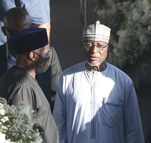O embaixador da Nigéria, Muhammad Makarfi Ahmad (roupas brancas), foi mais uma autoridade a se despedir do Rei. 