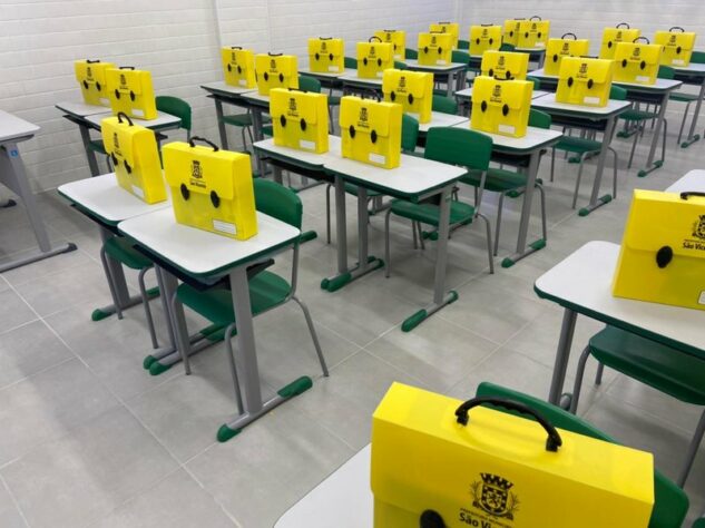 Todos os alunos vão receber um kit com uniforme, mochila e material escolar.