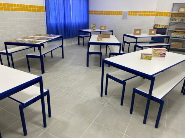 A escola possui uma sala de jogos para entreter. Além disso, o espaço pode ajudar no aprendizado do aluno.