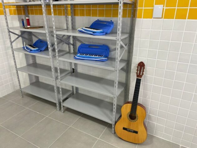 Essa AMEI possui salas de música para poder educar as crianças.