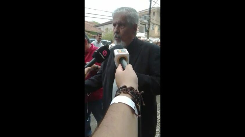 José Roberto de Paiva Gomes, prefeito de Três Corações, cidade natal de Pelé, declarou que estava no velório de Edison Arantes do Nascimento, cidadão tricordiano. 'O Pelé é cidadão do mundo', declarou o político. 