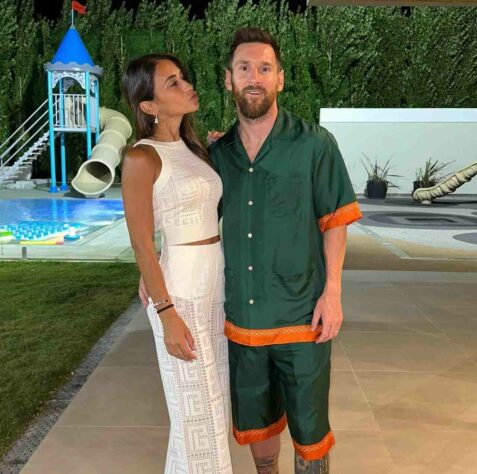 Melhor jogador da Copa do Mundo, Lionel Messi, do Paris Saint-Germain, vestiu verde no Ano Novo com a esposa e filhos. 